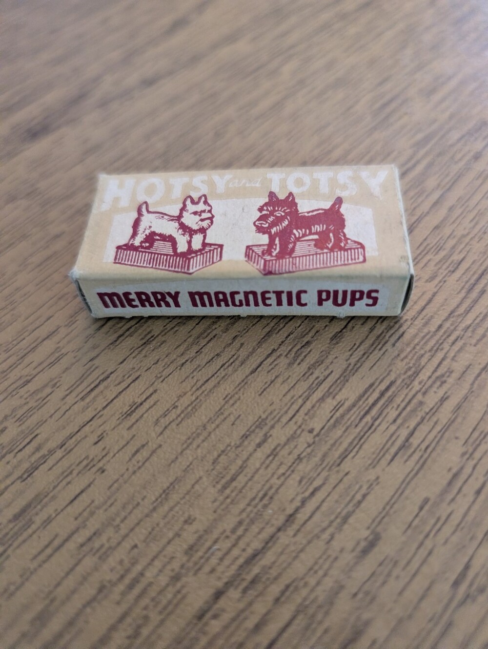 Hotsy Totsy Merry Magnetic Pups Magnets - Beige and Maroon
